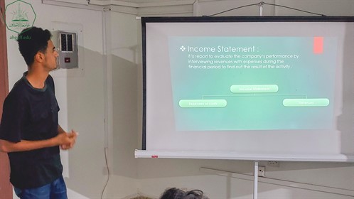 وحدة اللغة الإنجليزية تقيم العروض التقديمية باللغة الإنجليزية لطلاب كلية الادارة والاقتصاد