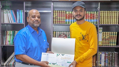 جامعة الأحقاف تكرم المشاركين في إنجاح ركن الجامعة بمعرض H. U. I للتعريف بالتخصصات الجامعية