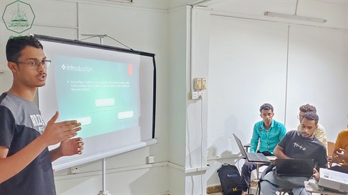 وحدة اللغة الإنجليزية تقيم العروض التقديمية باللغة الإنجليزية لطلاب كلية الادارة والاقتصاد