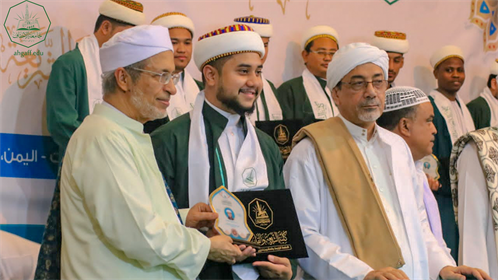 بحضور رئيس الجامعة كلية الشريعة والقانون بجامعة الأحقاف تحتفل بتخريج