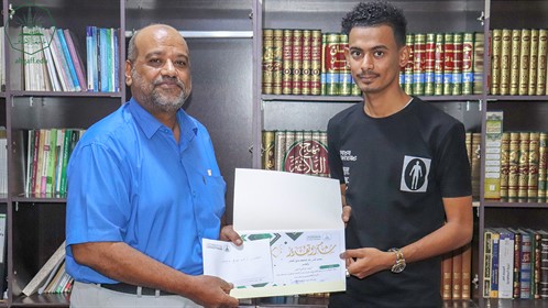 جامعة الأحقاف تكرم المشاركين في إنجاح ركن الجامعة بمعرض H. U. I للتعريف بالتخصصات الجامعية