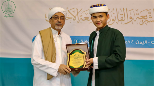 بحضور رئيس الجامعة كلية الشريعة والقانون بجامعة الأحقاف تحتفل بتخريج