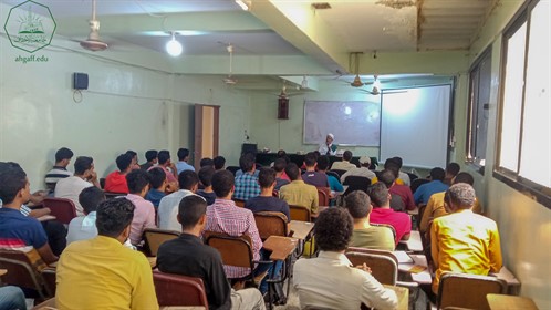 رئيس جامعة الأحقاف يلقي محاضرة بعنوان صناعة القيم الوهمية وأثرها في سلوك الأفراد والمجتمعات