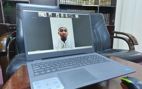 رئيس وحدة شؤون الخريجين بجامعة الاحقاف يعقد جلسة تواصل مع فريق همة مادورا باندونيسيا