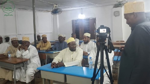 مدير مكتب شؤون الوافدين ورئيس وحدة شؤون الخريجين بجامعة الأحقاف يعقدون لقاء بخريجي الجامعة