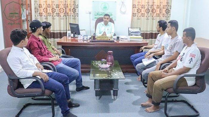 كلية الإدارة والاقتصاد بجامعة الأحقاف تكرم أوائل الطلاب والمبرزين بأنشطة الكلية