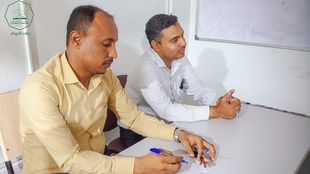 وحدة اللغة الإنجليزية تقيم العروض التقديمية باللغة الإنجليزية لطلاب كلية الادارة والاقتصاد