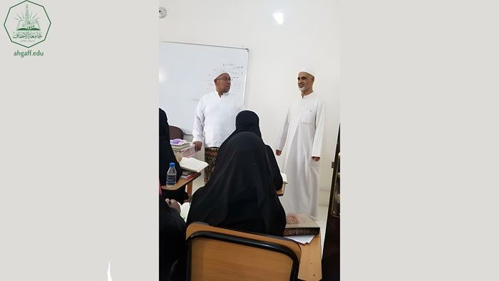 مدير مكتب جامعة الأحقاف بدولة إندونيسيا في زيارة لكلية البنات