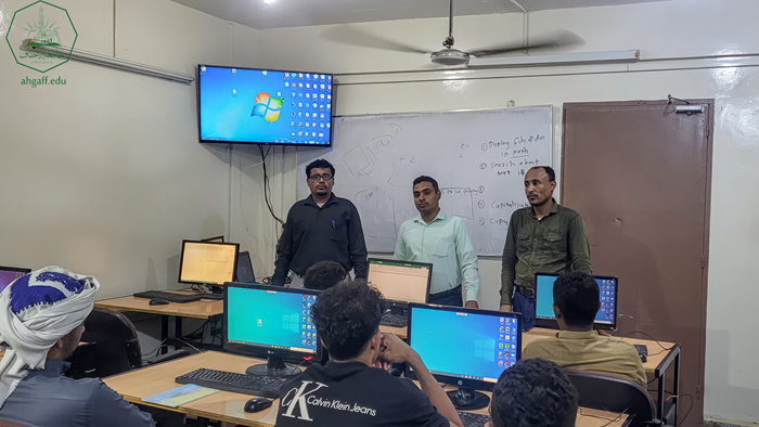 كلية الادارة والاقتصاد بجامعة الاحقاف وبالتنسيق مع وحدة الخريجين ومركز بحوث حضرموت يدشنون دورة نوعية لطلاب المستوى الرابع تخصص محاسبة