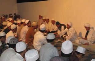 اتحاد الطلبة الإدونيسيين بالجامعة يحيي ذكرى الإسراء والمعراج بالسكن الداخلي