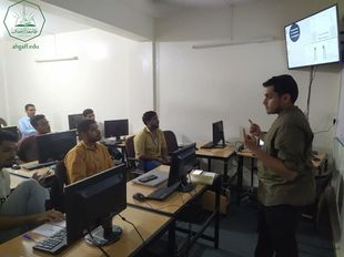 وحدة اللغة الإنجليزية بجامعة الأحقاف تقيم التقييم الشفهي الأول لطلاب كلية هندسة وعلوم الحاسوب