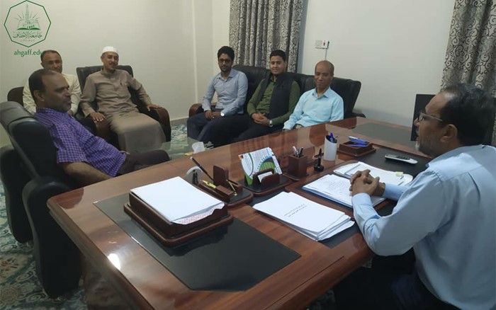 كلية الادارة والاقتصاد بجامعة الأحقاف تستقبل مؤسسة الصندوق الخيري للطلاب المتفوقين