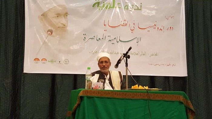 رئيس الجامعة يعقد ندوة علمية