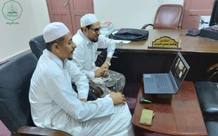 رئيس وحدة شؤون الخريجين بجامعة الاحقاف يعقد جلسة تواصل مع فريق "همة مادورا" باندونيسيا