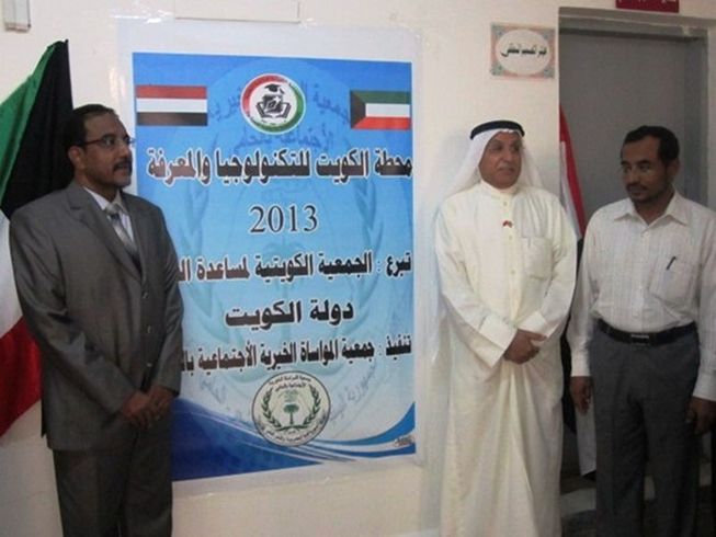 وفد من الجمعية الكويتية يزور الجامعة ويفتتح مختبرا للحاسوب