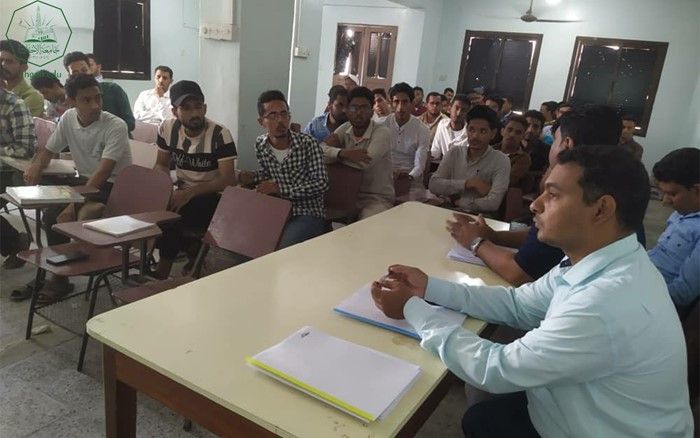 كلية الادارة والاقتصاد بجامعة الاحقاف تقيم مناقشة خطة البحث لمشاريع التخرج