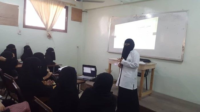 كلية البنات تقيم محاضرة بعنوان الاستخدام العشوائي للأدوية