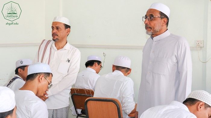 جامعة الأحقاف تدشن الإمتحانات الفصليه لطلاب كلية الشريعة و القانون